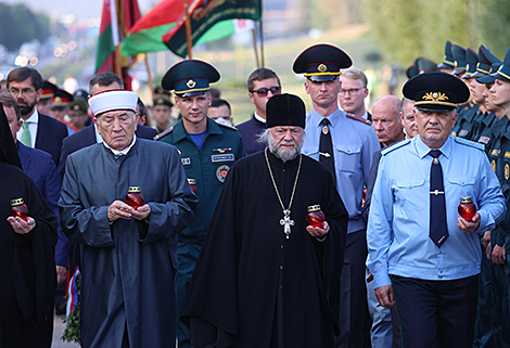 Траурный митинг и молитва в Тростенце