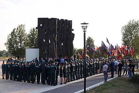 Траурный митинг и молитва у монумента 