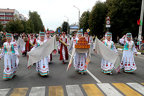 Шествие трудовых коллективов города Круглое