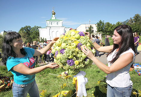 Fruit art objects in Polotsk