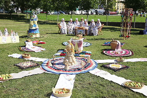 Fruit art objects in Polotsk