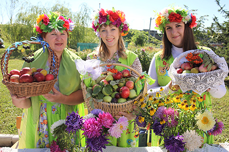 Fruit art objects in Polotsk