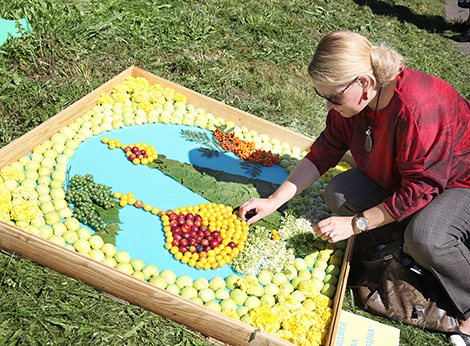 Fruit art objects in Polotsk