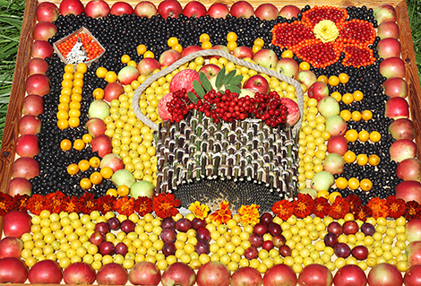 Fruit art objects in Polotsk