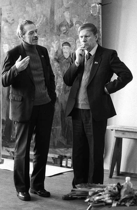 People’s Artist of Belarus and the USSR Mikhail Savitsky and People’s Writer of Belarus Vasil Bykov. 10 April 1986