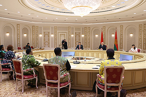 Lukashenko meetings with business ladies from Zimbabwe, Nigeria in Palace of Independence in detail