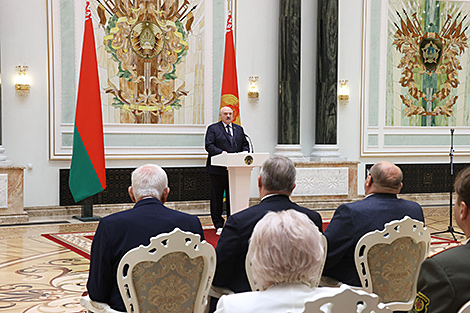 Lukashenko presents government awards to outstanding Belarusians