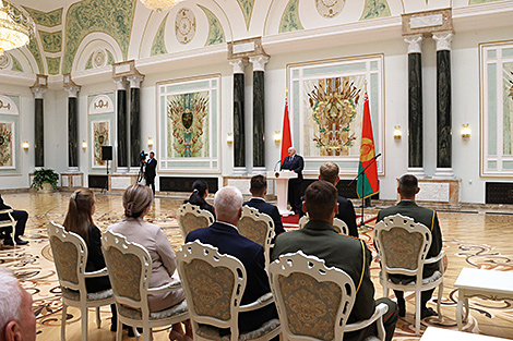 Lukashenko presents state awards on Day of People's Unity