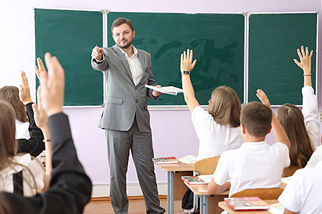 Lukashenko reminds Belarusians of sanctity of schools, pedagogues on Teacher’s Day