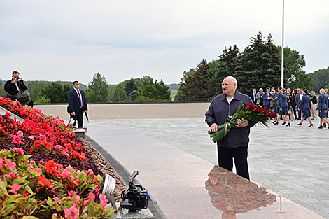 Lukashenko lays flowers at Mound of Glory Memorial