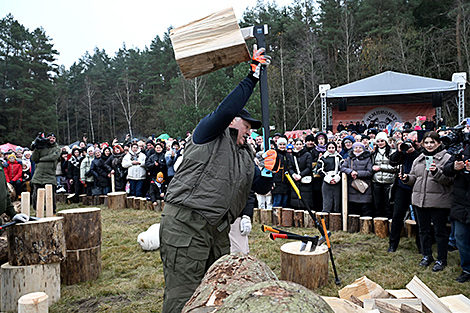 Lukashenko’s advice to single girls and what wood chopping has to do with it. A story of unique competition