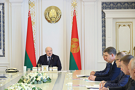 Lukashenko satisfied with performance of industrial sector, warns against complacency