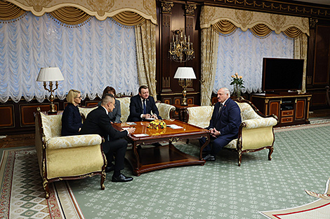 Lukashenko meets with Hungarian FM in Minsk