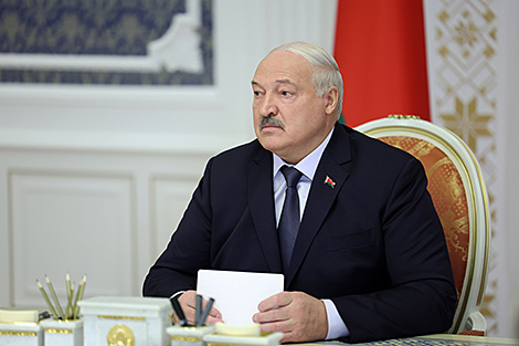 Lukashenko meets with proxies to discuss signature collection results