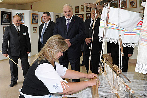 Lukashenko’s first trip to Polesie remembered for scything with locals