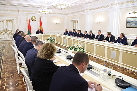 Lukashenko convenes meeting with Council of Ministers