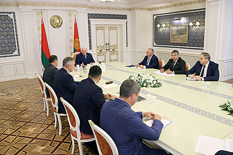 Lukashenko convenes meeting to discuss tobacco industry