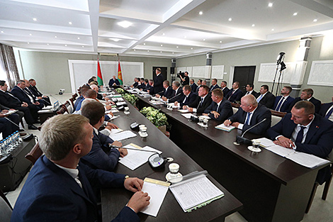 Lukashenko highlights discipline, reforms in agriculture during trip to Shklov