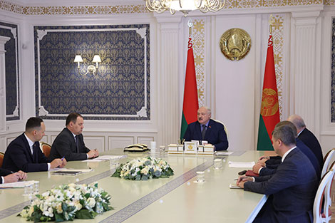 Lukashenko convenes meeting to discuss banking sector