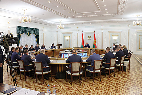 Lukashenko hosts meeting to discuss harvesting, storm relief effort