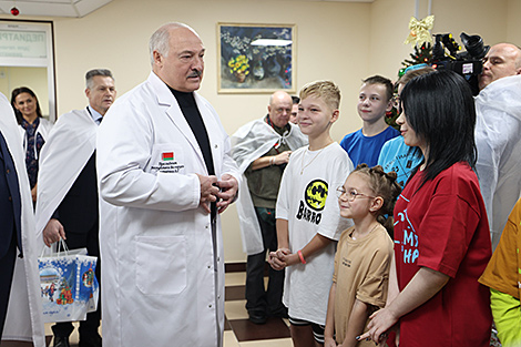 Lukashenko visits children's hospital near Minsk on New Year's Eve