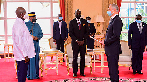 Belarus’ ambassador presents credentials to Uganda president