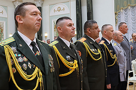 Lukashenko presents general's shoulder straps to high-ranking officers