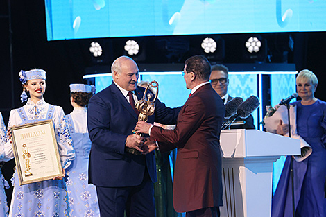 Lukashenko presents special prize to Russian singer at Slavianski Bazaar in Vitebsk