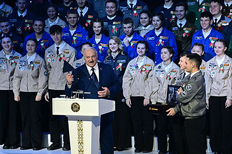 Students present symbolic memorable gift to Belarusian president