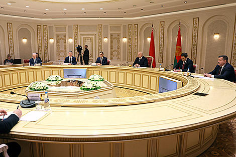 Lukashenko on pros of Belarus-Russia cooperation as separate states