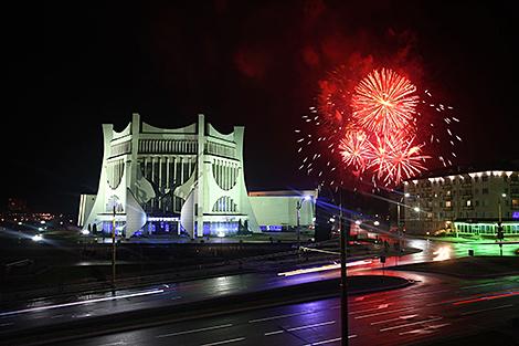 Арт-елки, новогодний городок, шоу 