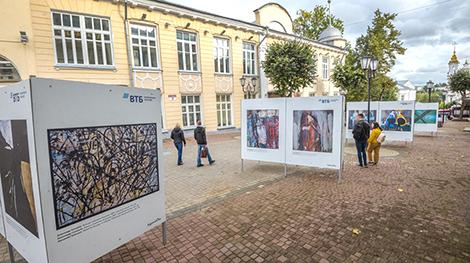 Уличная выставка работ последователей УНОВИС открылась в Витебске