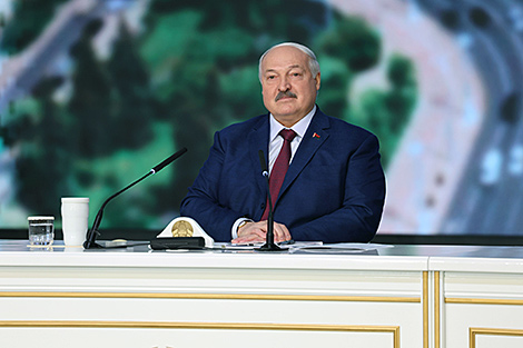 Лукашенко: даже если искусственный интеллект овладеет нашими умами, человек все равно будет в центре