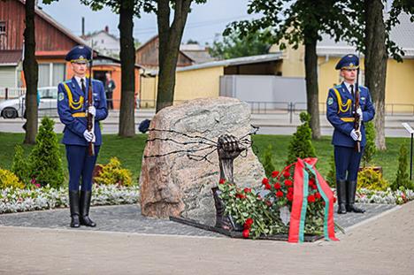 Памятны знак ахвярам генацыду адкрылі на станцыі Баранавічы-Цэнтральныя