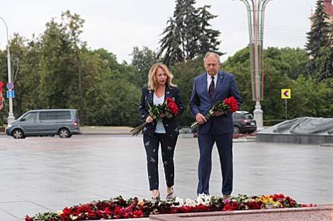 Румас усклаў кветкі да абеліска на плошчы Перамогі ў Мінску