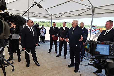 Лукашэнку ў Касцюковічах прадэманстравалі новую аўтакраму Белкаапсаюза