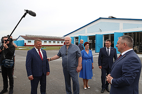 Лукашэнка адразу ў полі ўзгадніў назначэнне новага кіраўніка Петрыкаўскага раёна