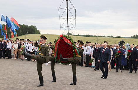 Лукашэнка - моладзі: трэба дабіцца, каб усе цанілі Вялікую Перамогу і праз гэта цанілі нас