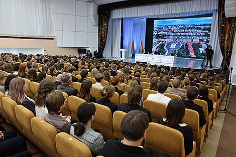 Лукашэнка - студэнтам Мінска: патрабаваць перамен проста, а вось рэалізаваць іх - складаней