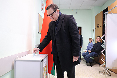 Pertsov opines on reasons for high turnout on first day of early voting in Belarus election