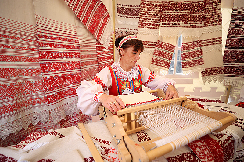 International traditional weaving competition “Weaving patterns”