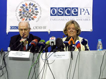 Глава миссии БДИПЧ ОБСЕ Герт Аренс, координатор краткосрочных наблюдателей миссии БДИПЧ ОБСЕ Анн-Мари Лизен на пресс-конференции в Минске, 2008