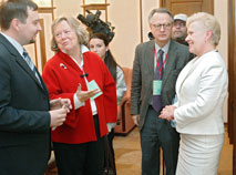 Координатор наблюдателей ОБСЕ на парламентских выборах в Беларуси Анн-Мари Лизен во время встречи с председателем ЦИК Беларуси Лидией Ермошиной, 2008